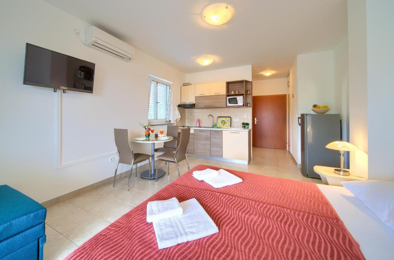Apartments Ivica Krk Island سيلو المظهر الخارجي الصورة